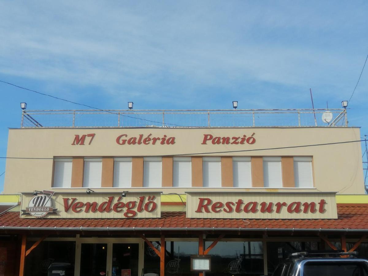 Couette-café M7 Galéria Panzió *